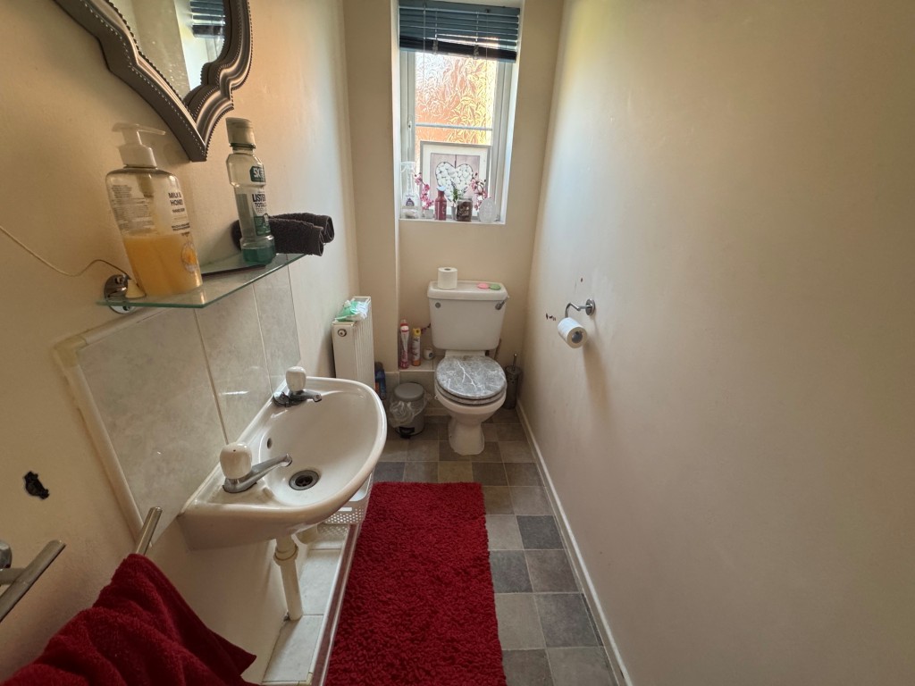 Lot: 216 - FREEHOLD THREE-BEDROOM SEMI-DETACHED HOUSE - A RESIDENTIAL INVESTMENT - Cloakroom/W.C.